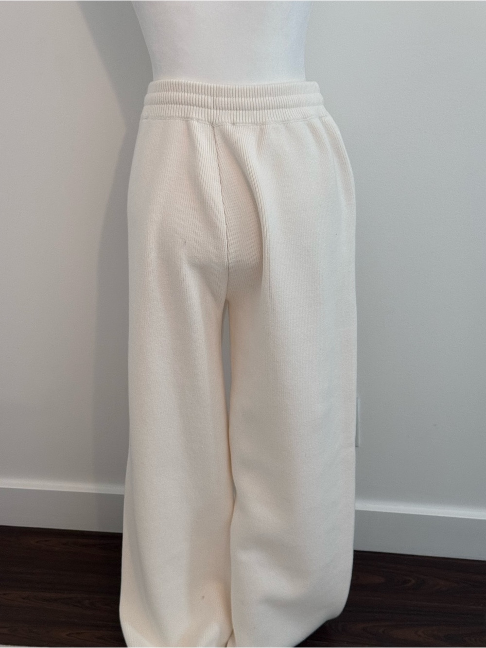 ALO Yoga Ivory Scholar straight leg sweatpants. - Picture 6 of 10